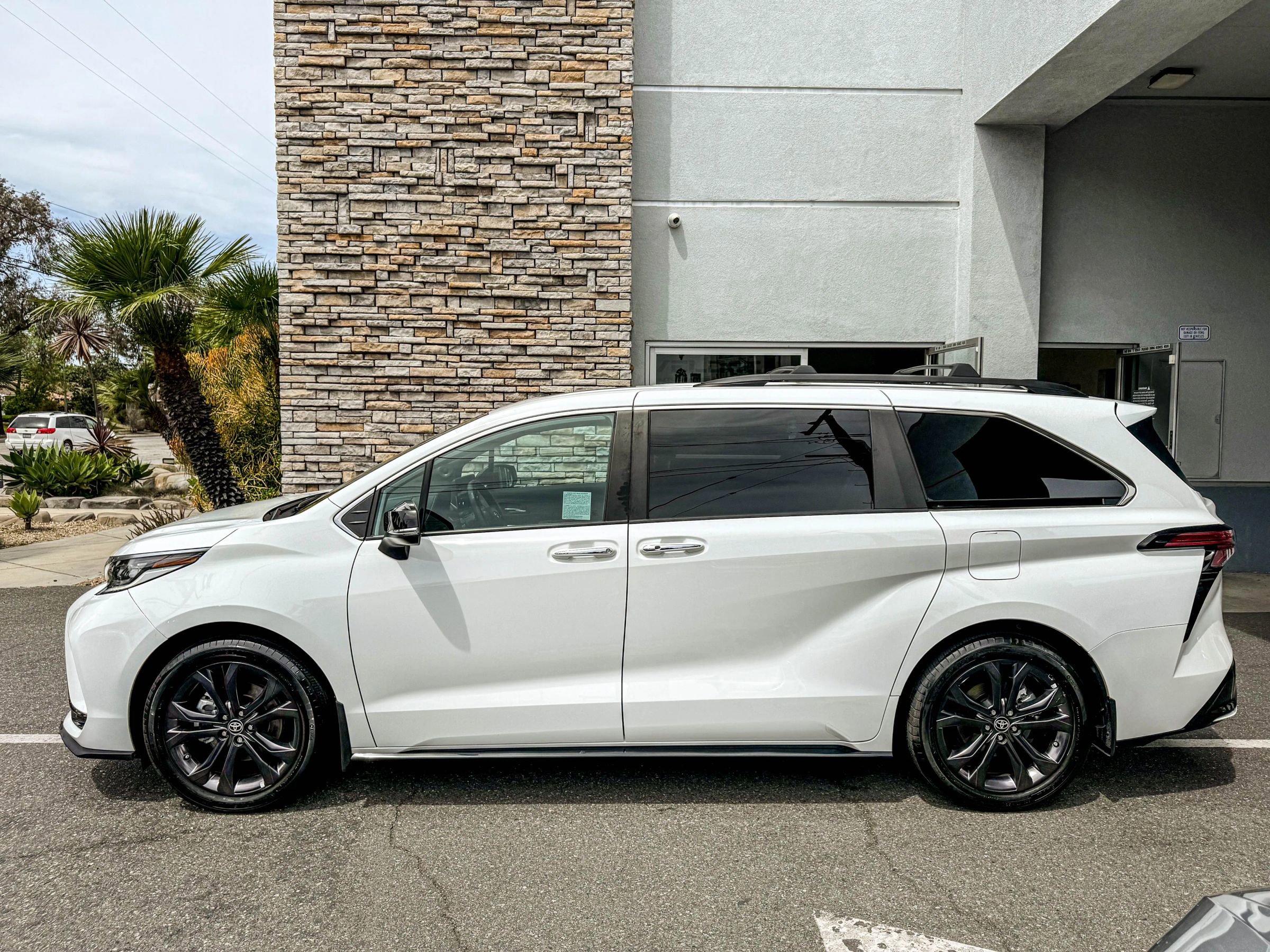 Used 2024 Toyota Sienna XSE w/ XSE Premium Package FWD image 14