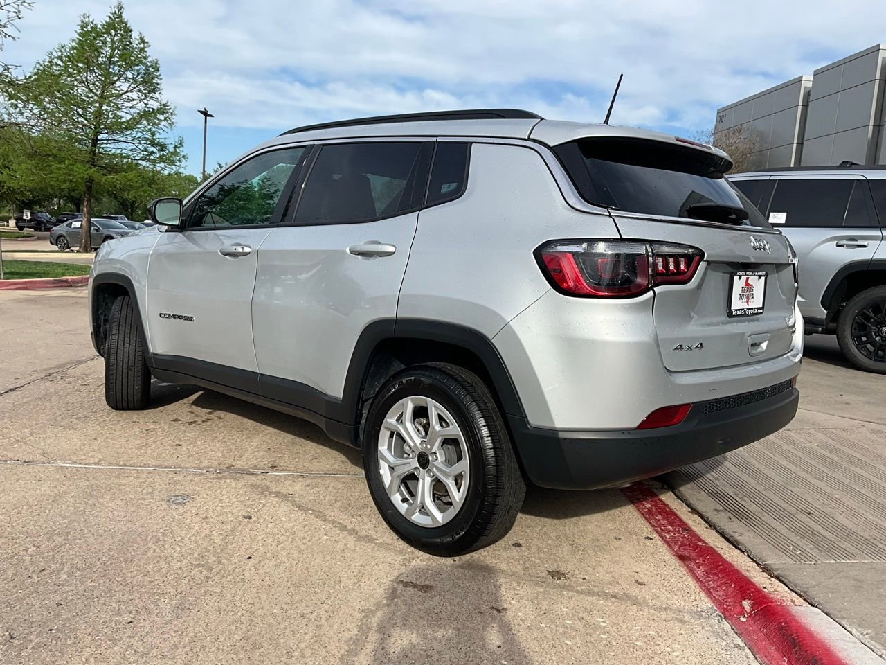 Used 2025 Jeep Compass Latitude AWD/4WD image 8