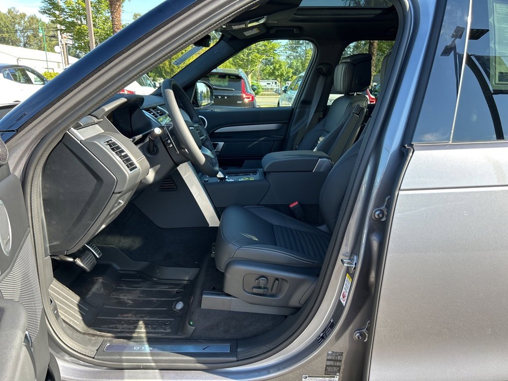 New 2025 Land Rover Discovery Dynamic SE image 4