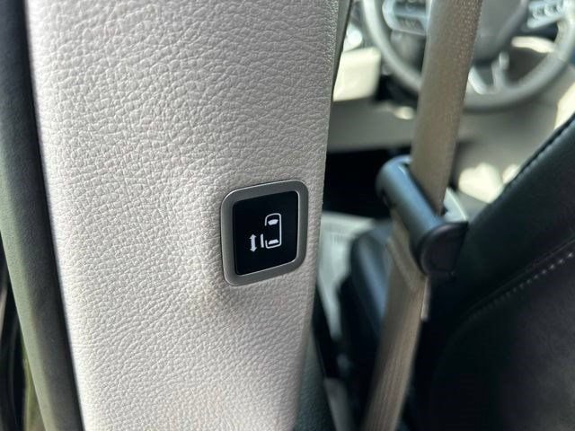 Used 2024 Chrysler Pacifica Limited FWD image 40