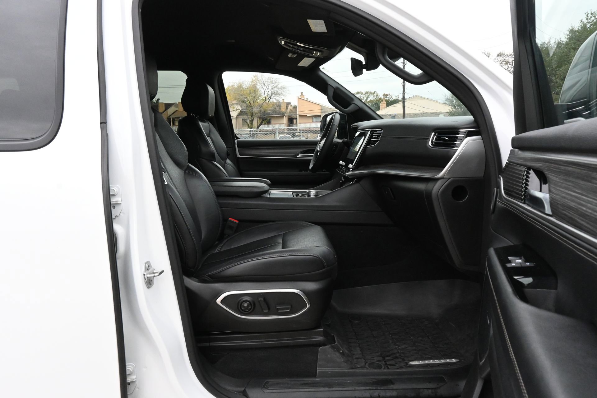 Used 2024 Jeep Wagoneer L Series II w/ Flexible Seating Group image 27