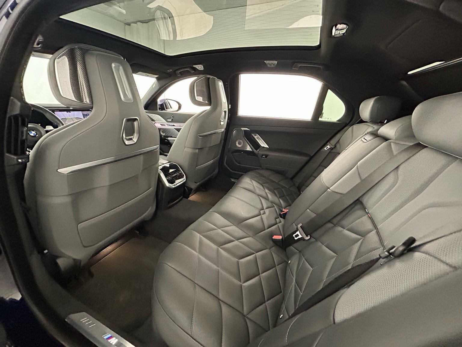 Used 2023 BMW 760i xDrive image 34