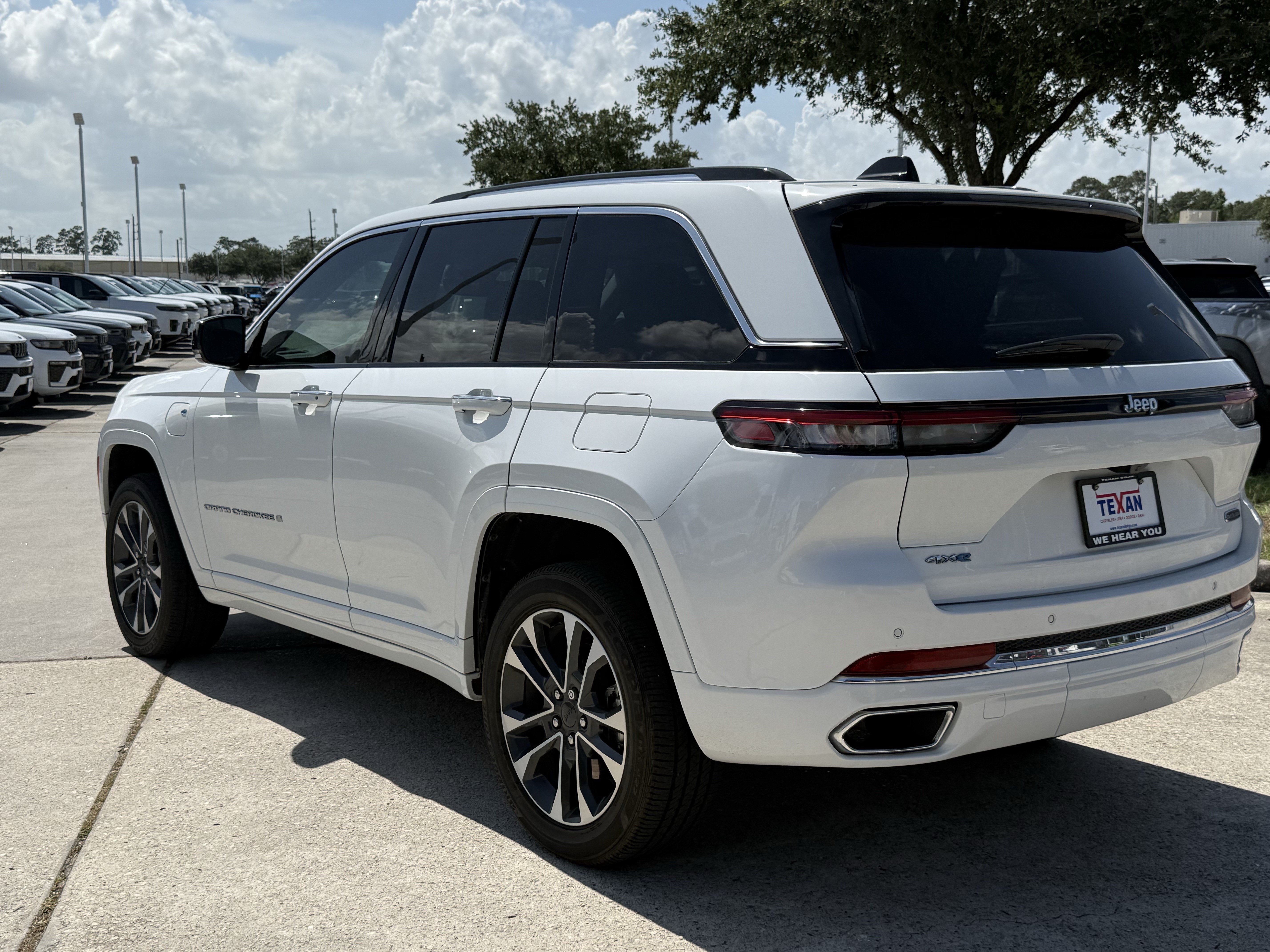 Used 2022 Jeep Grand Cherokee Overland AWD/4WD image 7