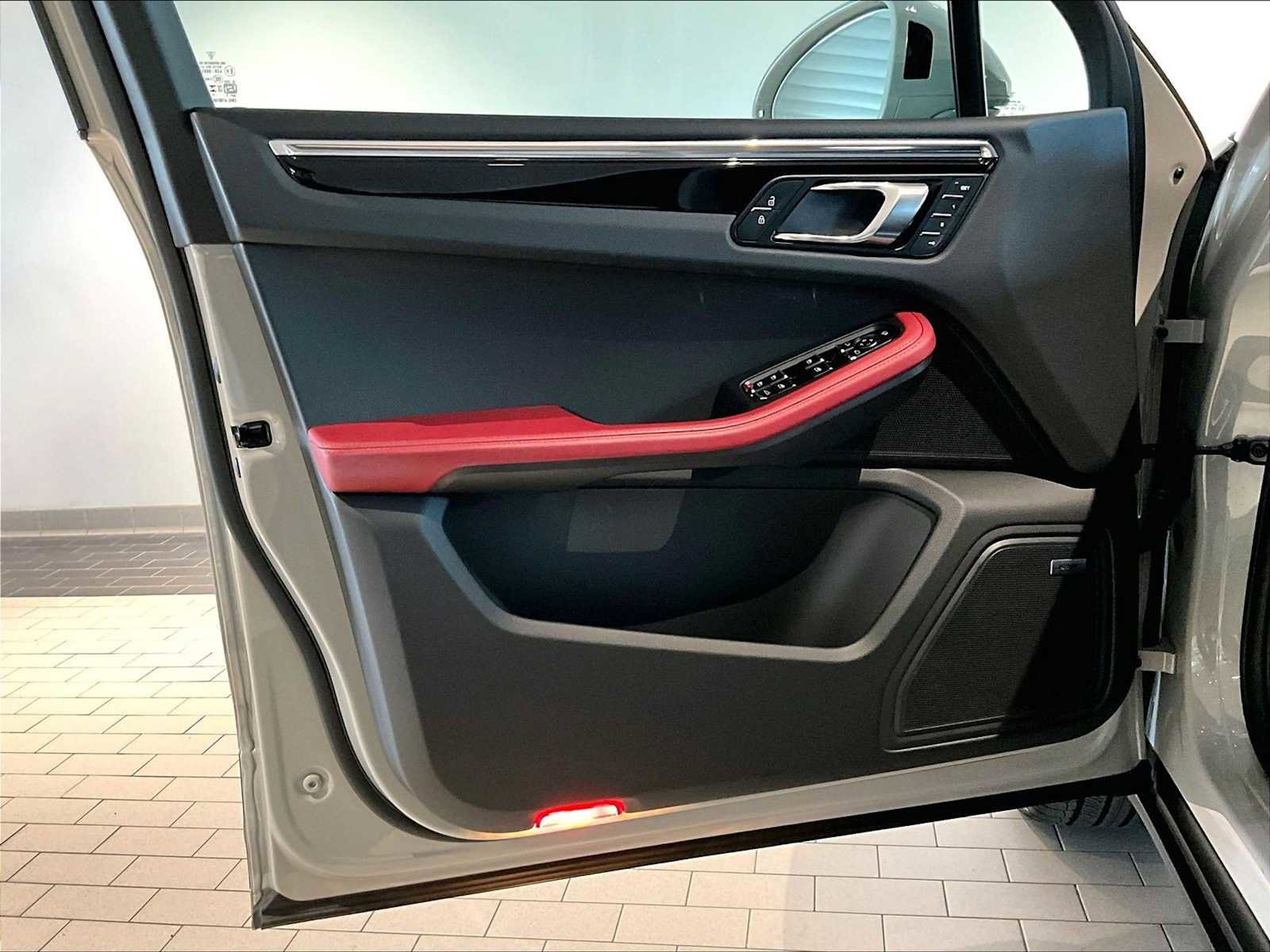 Used 2025 Porsche Macan image 26