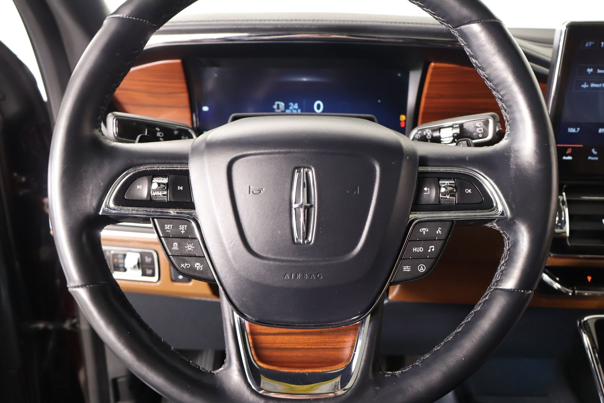 Used 2023 Lincoln Navigator Reserve AWD/4WD image 3