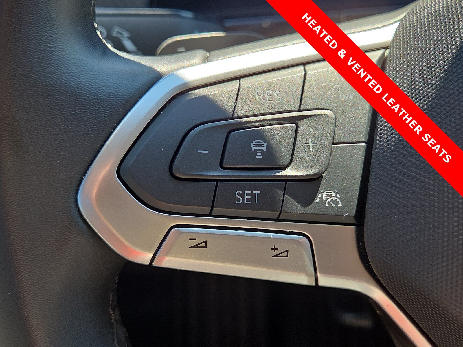 Used 2025 Volkswagen Atlas Peak Edition SE AWD/4WD image 21