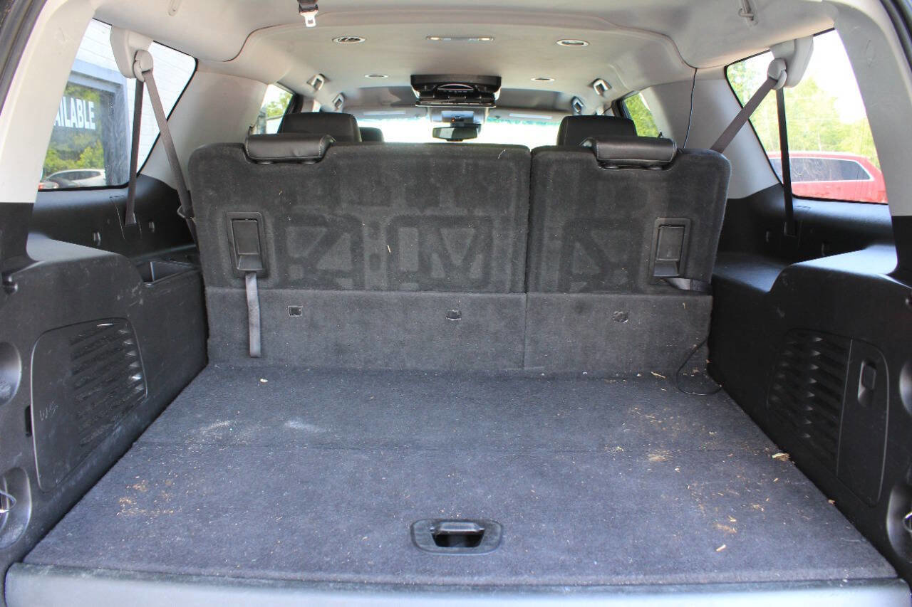 Used 2017 Chevrolet Suburban LT image 16