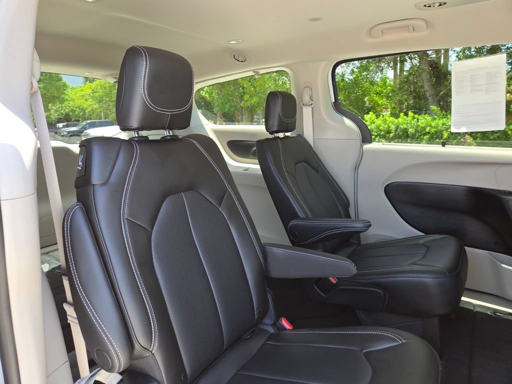 Used 2023 Chrysler Pacifica Touring-L AWD/4WD image 19