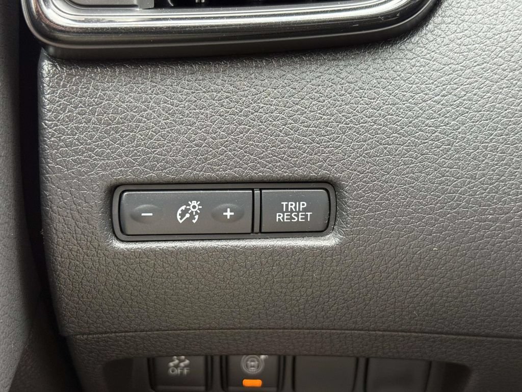 Used 2017 Nissan Rogue SV AWD/4WD image 27