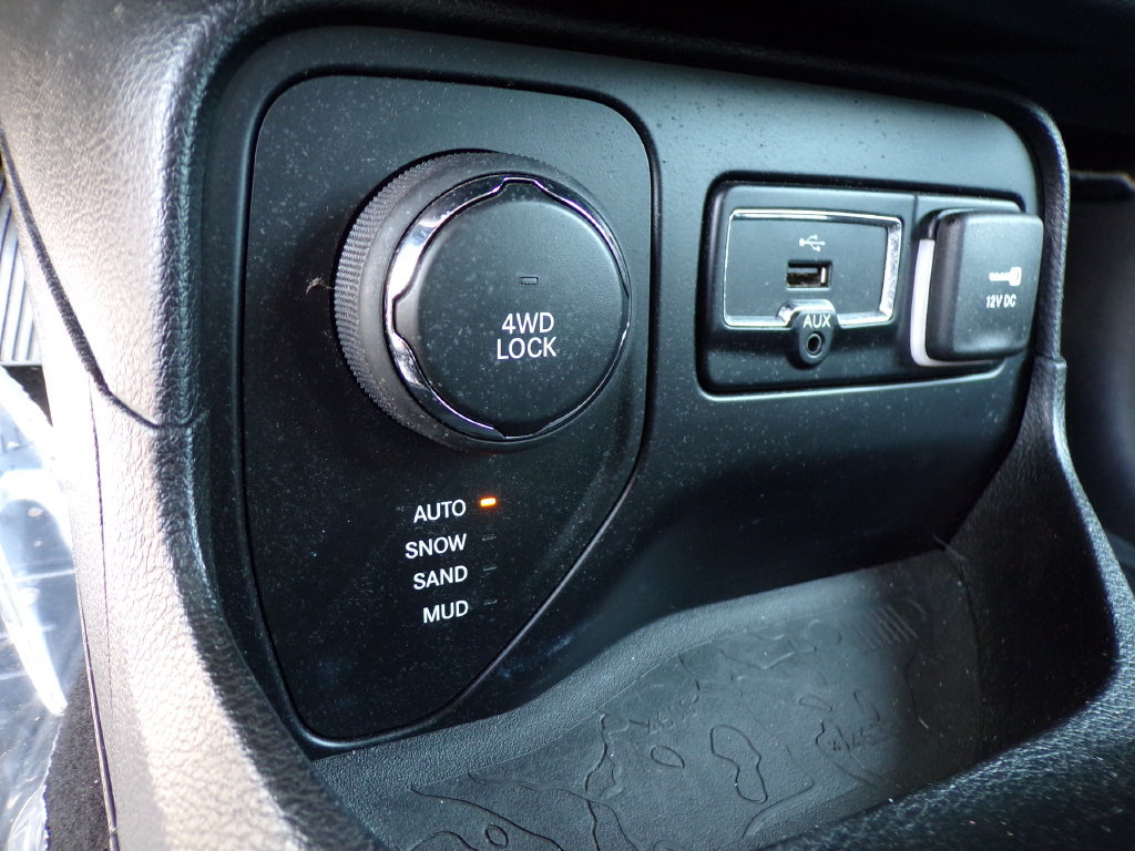 Used 2015 Jeep Renegade Latitude w/ Popular Equipment Group AWD/4WD image 22