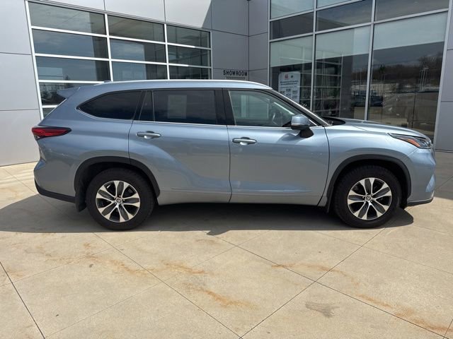 Used 2022 Toyota Highlander XLE AWD/4WD image 9