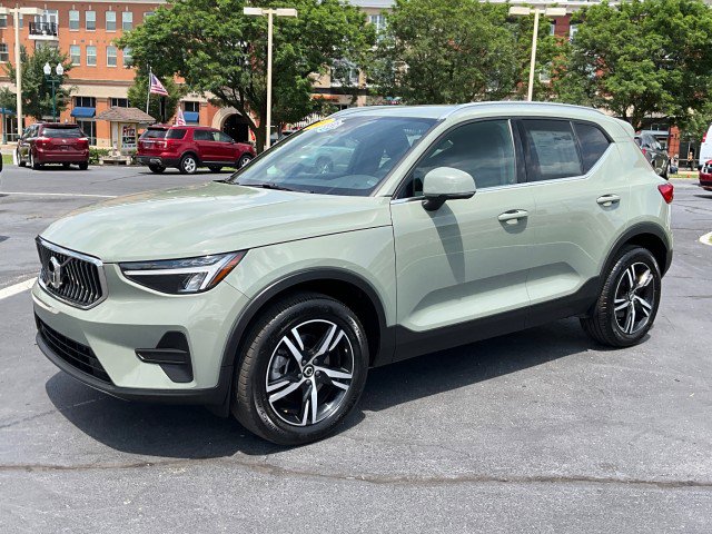 Used 2024 Volvo XC40 B5 Core image 3