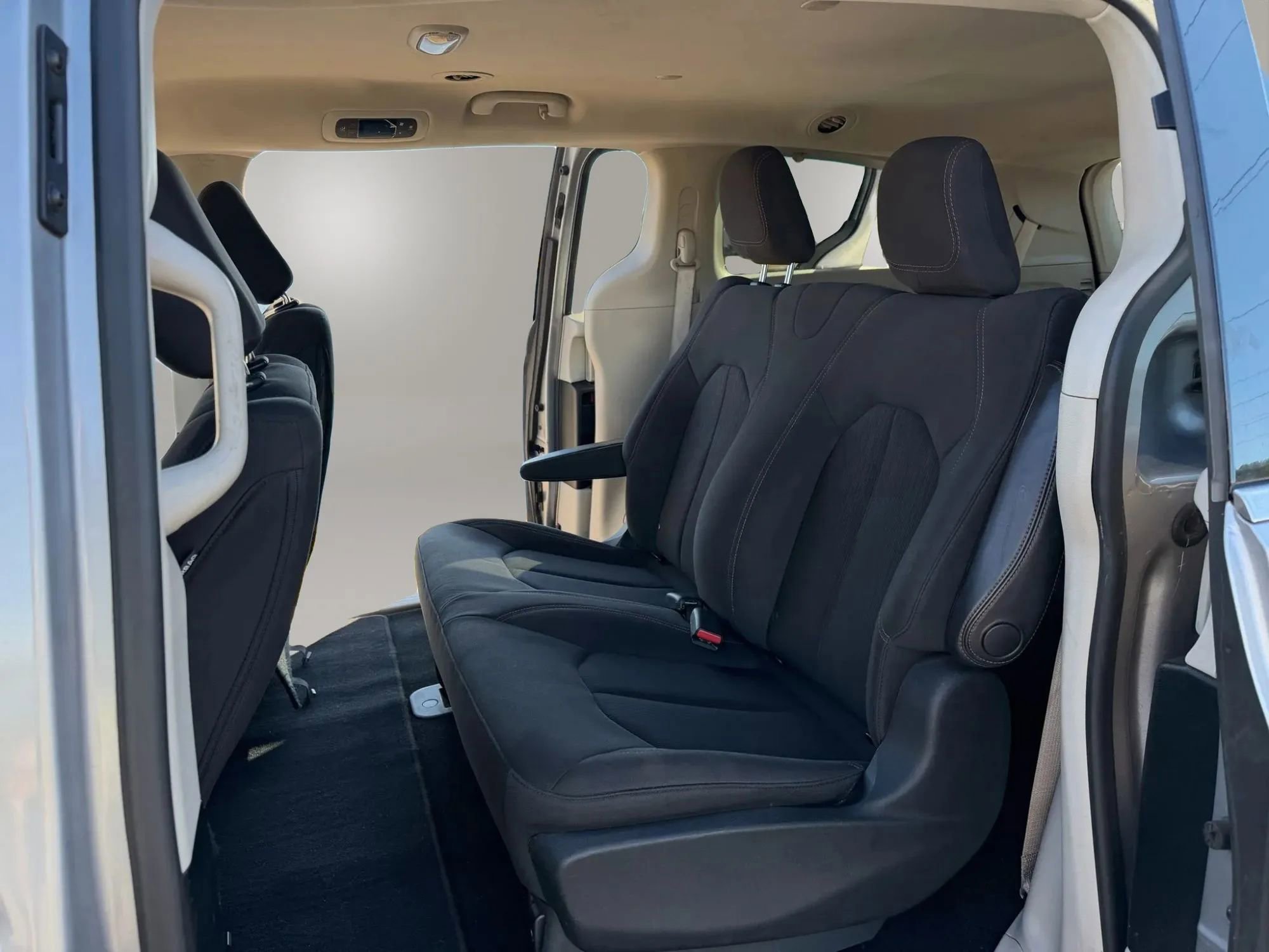 Used 2018 Chrysler Pacifica L image 16