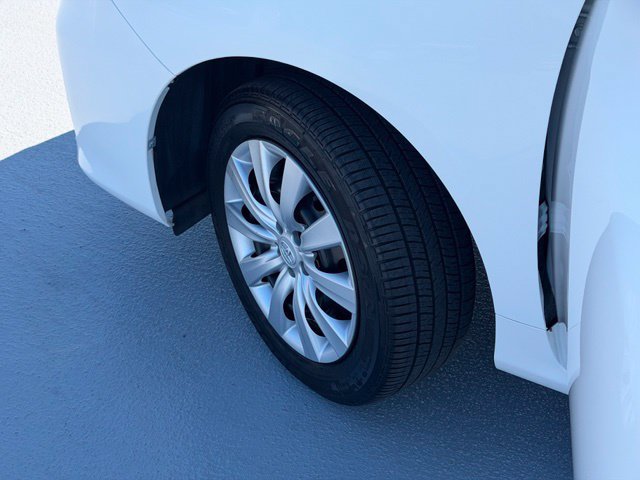 Used 2013 Toyota Corolla LE FWD image 18