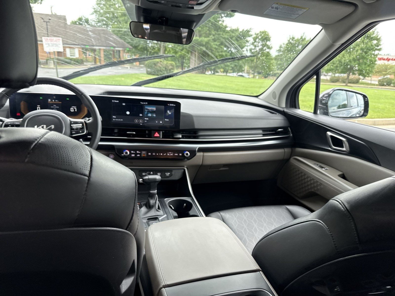 Used 2025 Kia Carnival FWD image 21