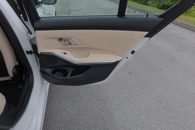New 2025 BMW 330i xDrive Sedan w/ Premium Package AWD/4WD image 18