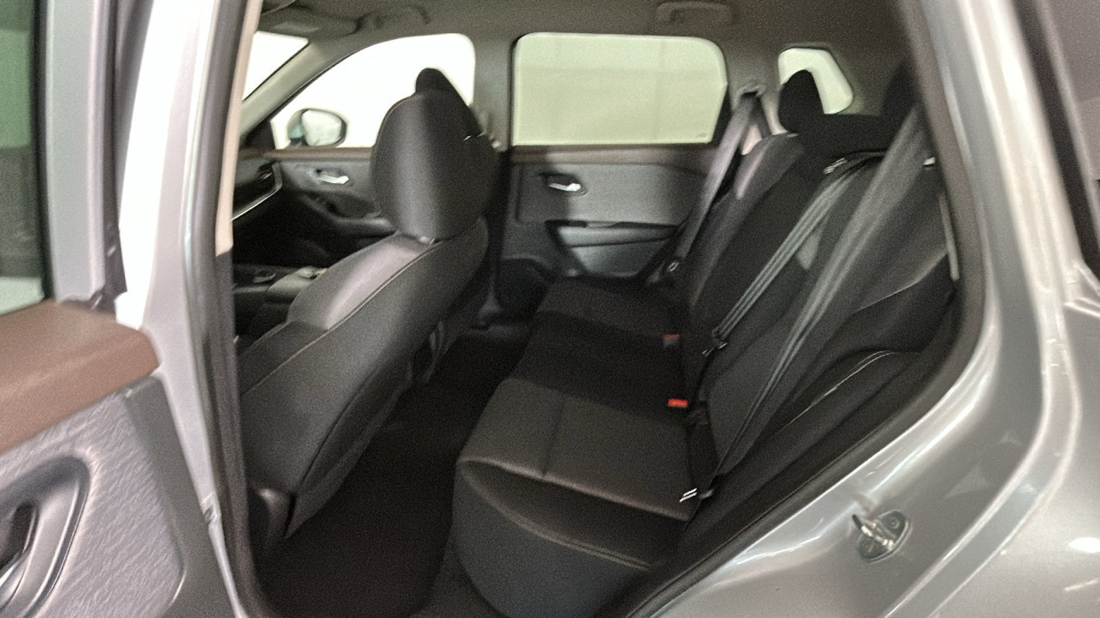 Used 2023 Nissan Rogue SV AWD/4WD image 32