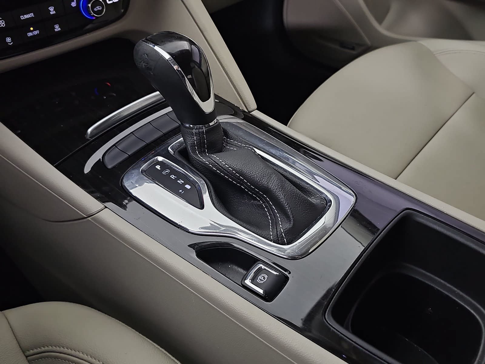 Used 2018 Buick Regal Essence w/ Driver Confidence Package #1 FWD image 21