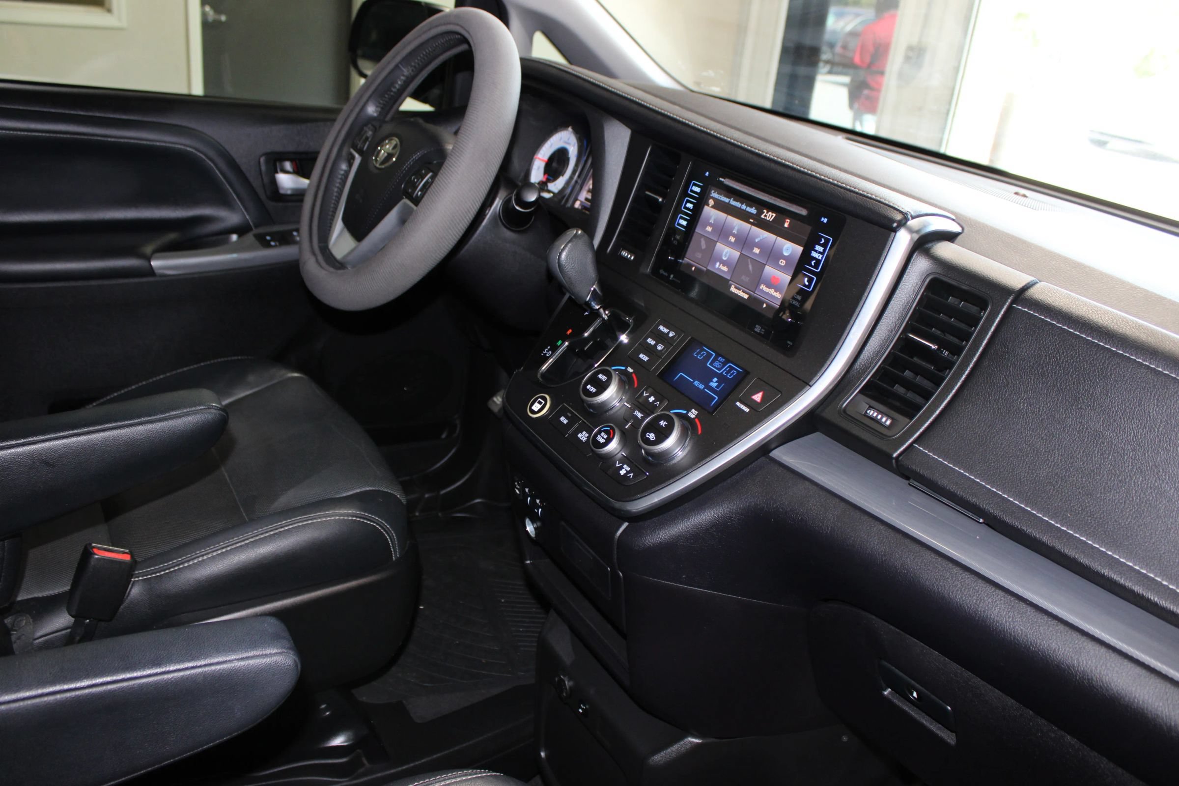 Used 2015 Toyota Sienna SE w/ SE Preferred Package FWD image 37