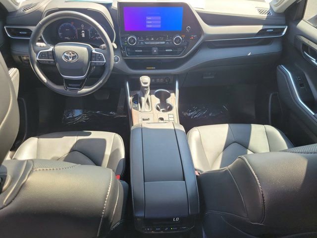 Used 2023 Toyota Highlander Limited image 17
