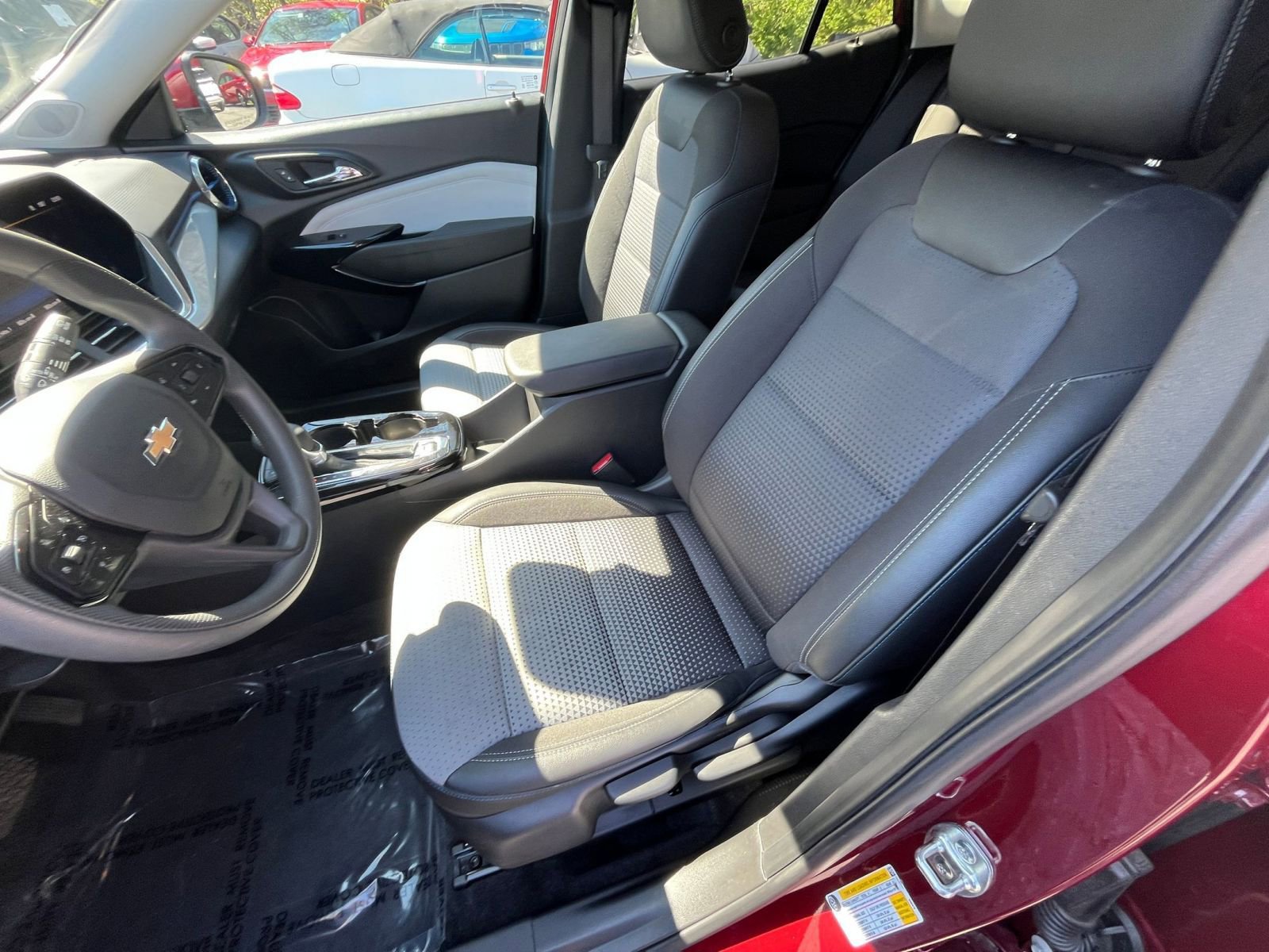 Used 2025 Chevrolet Trax LT FWD image 33