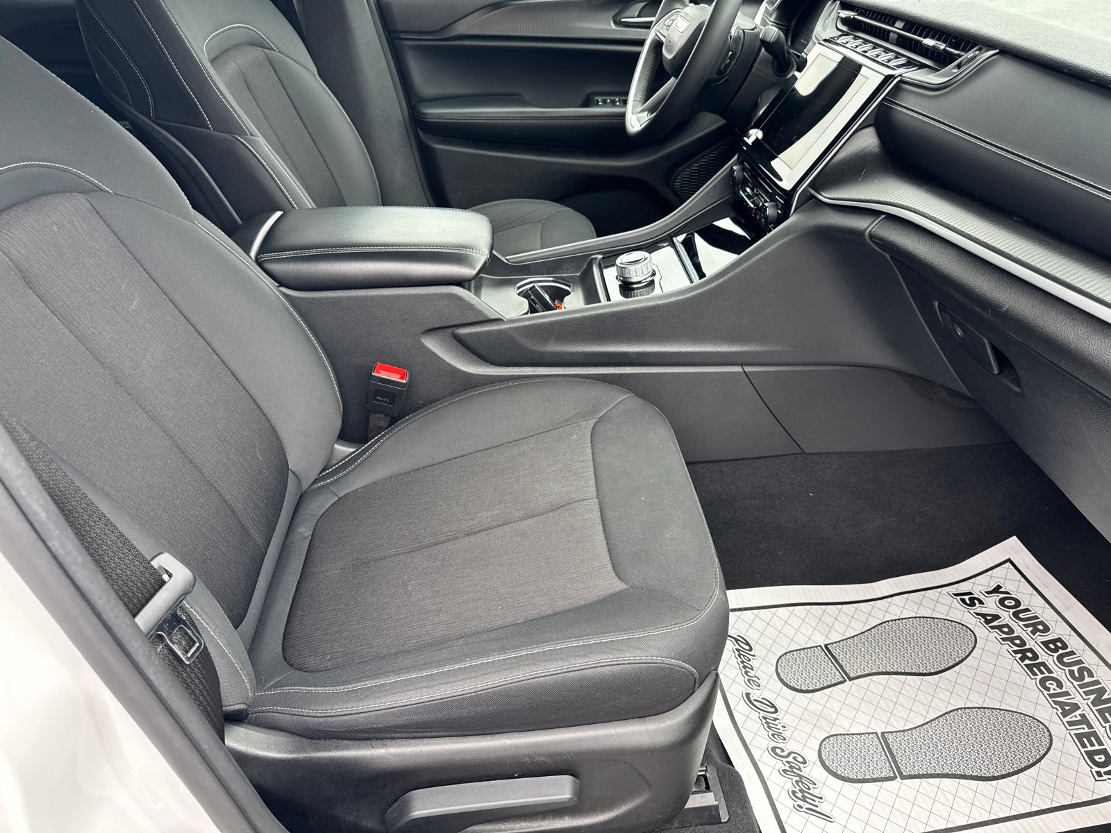 Used 2024 Jeep Grand Cherokee Laredo image 13