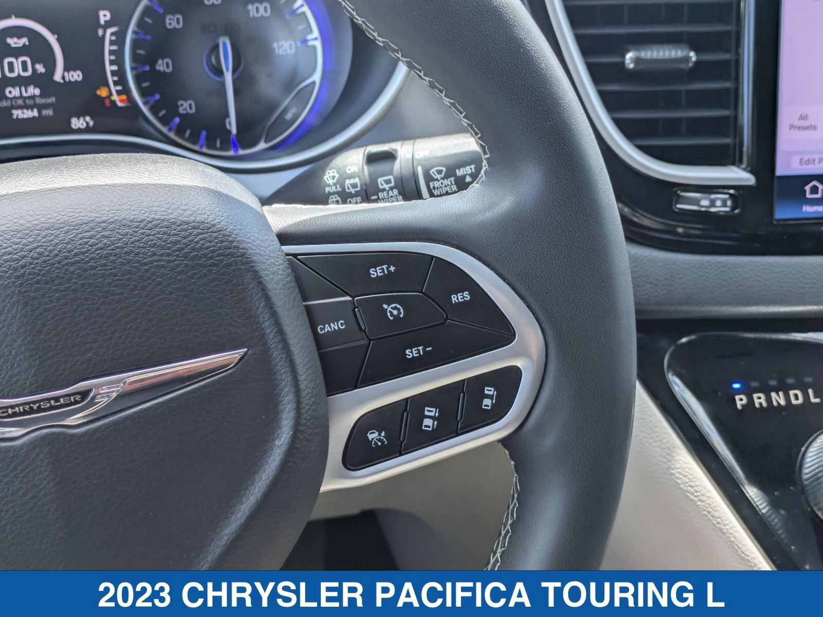 Used 2023 Chrysler Pacifica Touring-L FWD image 18