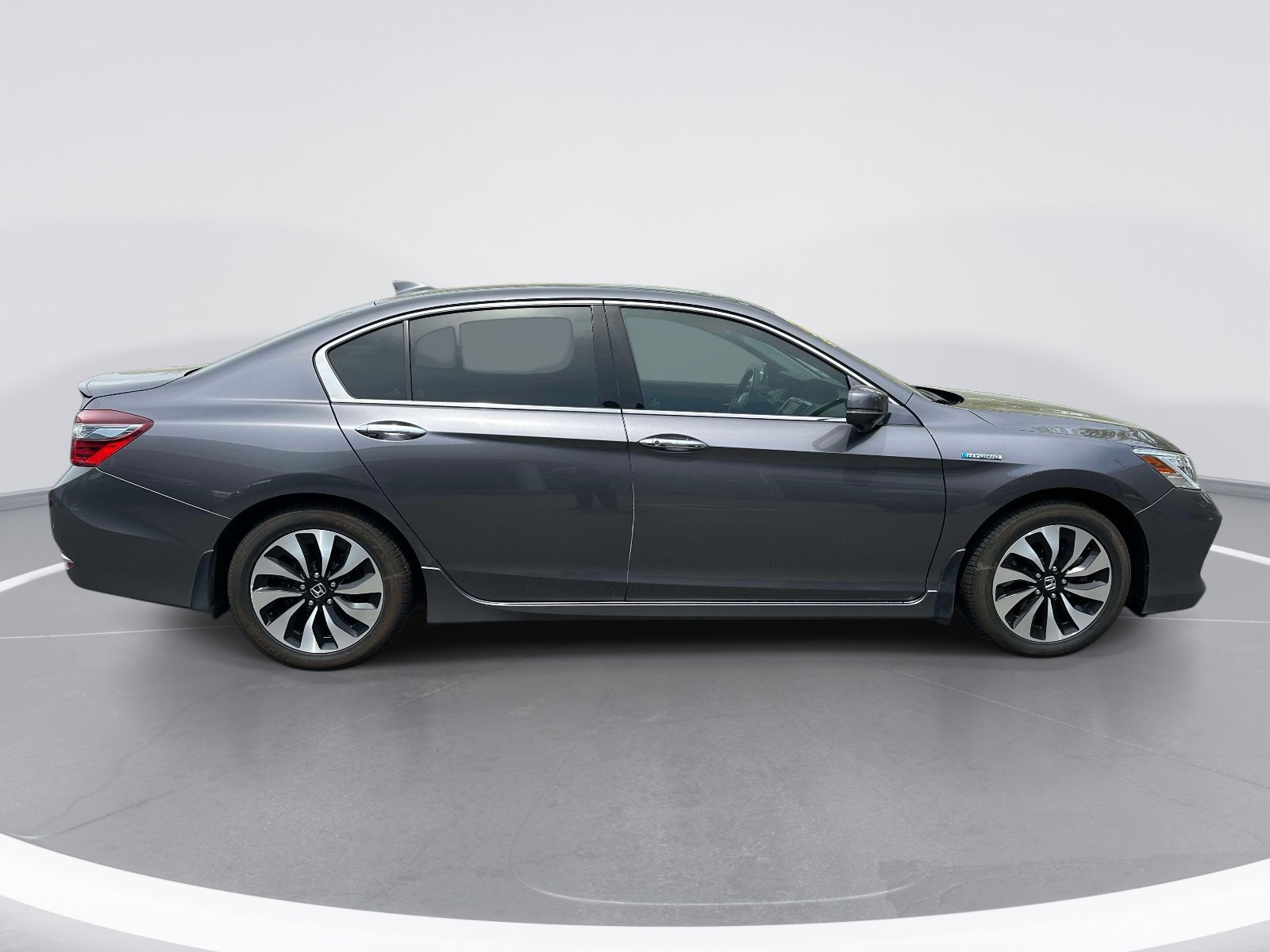 Used 2017 Honda Accord Touring image 4