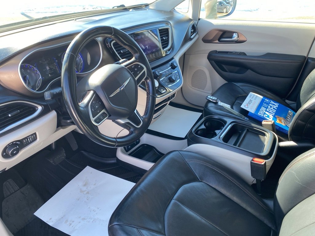 Used 2017 Chrysler Pacifica Touring-L image 24