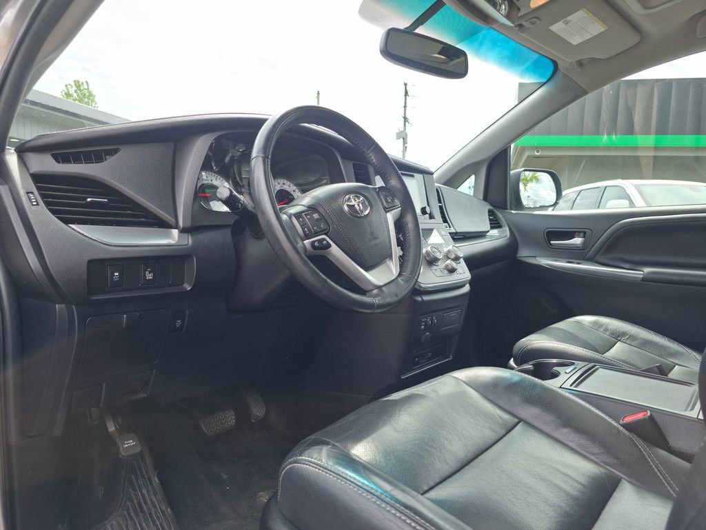 Used 2017 Toyota Sienna SE Premium image 10