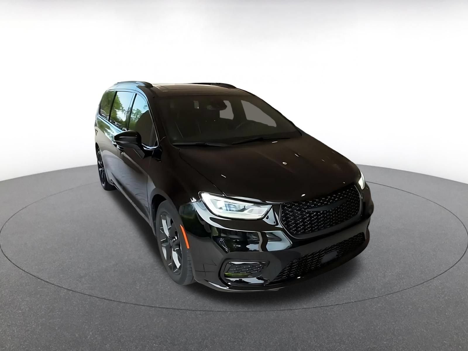 Used 2025 Chrysler Pacifica Limited FWD image 3