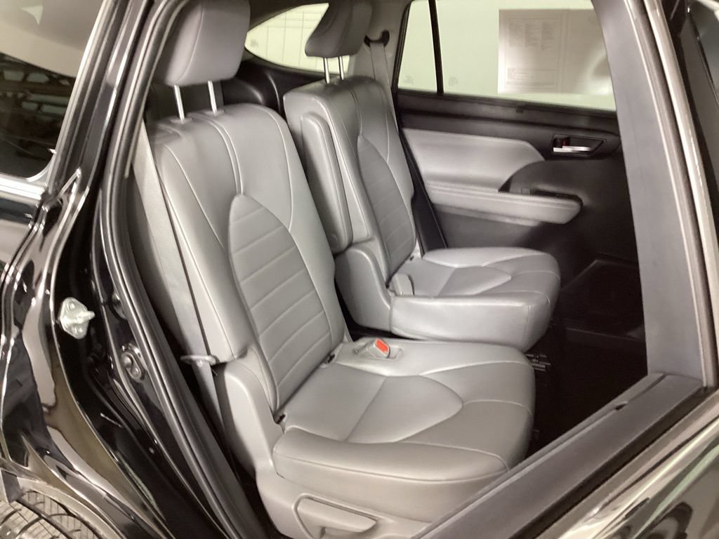 Used 2022 Toyota Highlander XLE AWD/4WD image 39