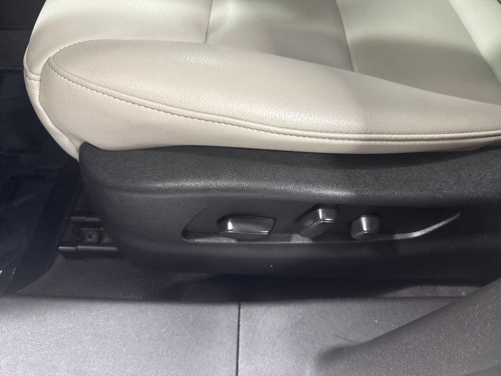 Used 2023 Cadillac XT4 Luxury w/ Cold Weather Package AWD/4WD image 17