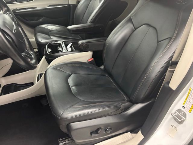 Used 2020 Chrysler Pacifica Touring-L FWD image 17