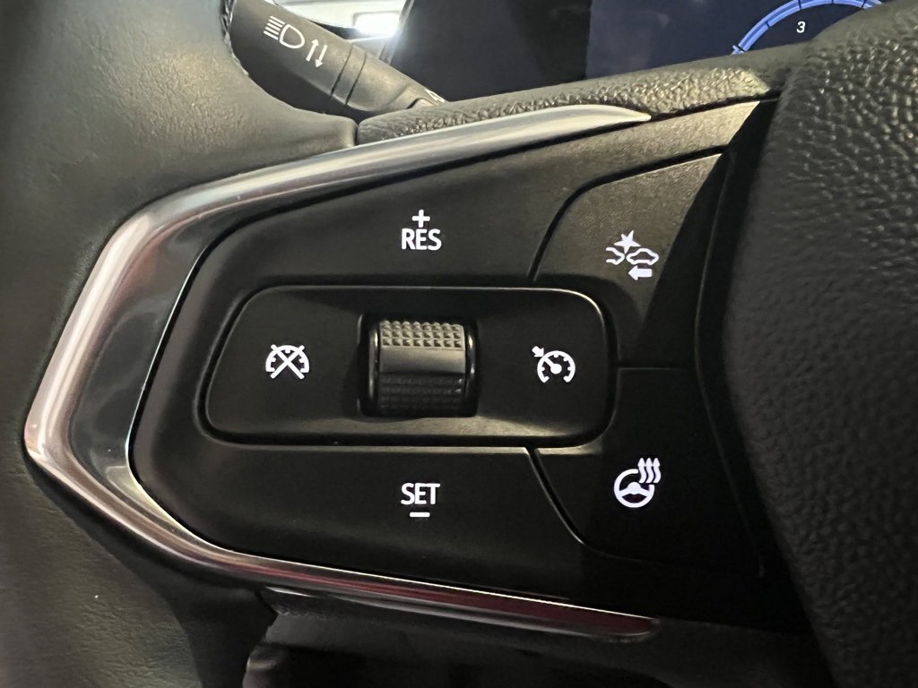 Used 2025 Chevrolet Trax ACTIV w/ Sunroof Package image 18