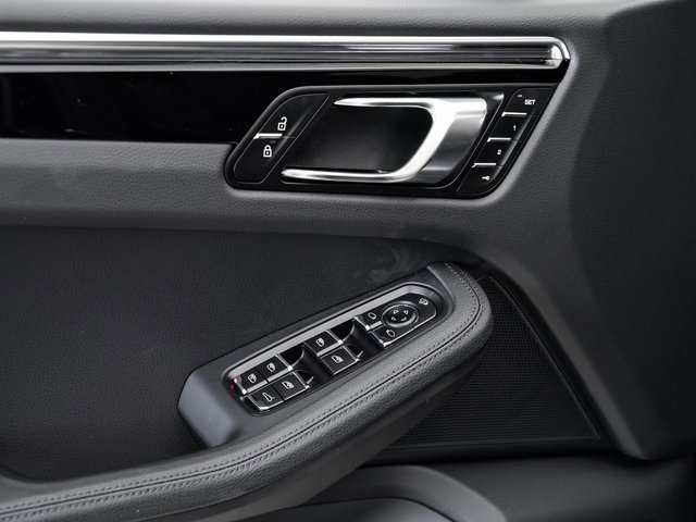 Certified 2025 Porsche Macan image 7