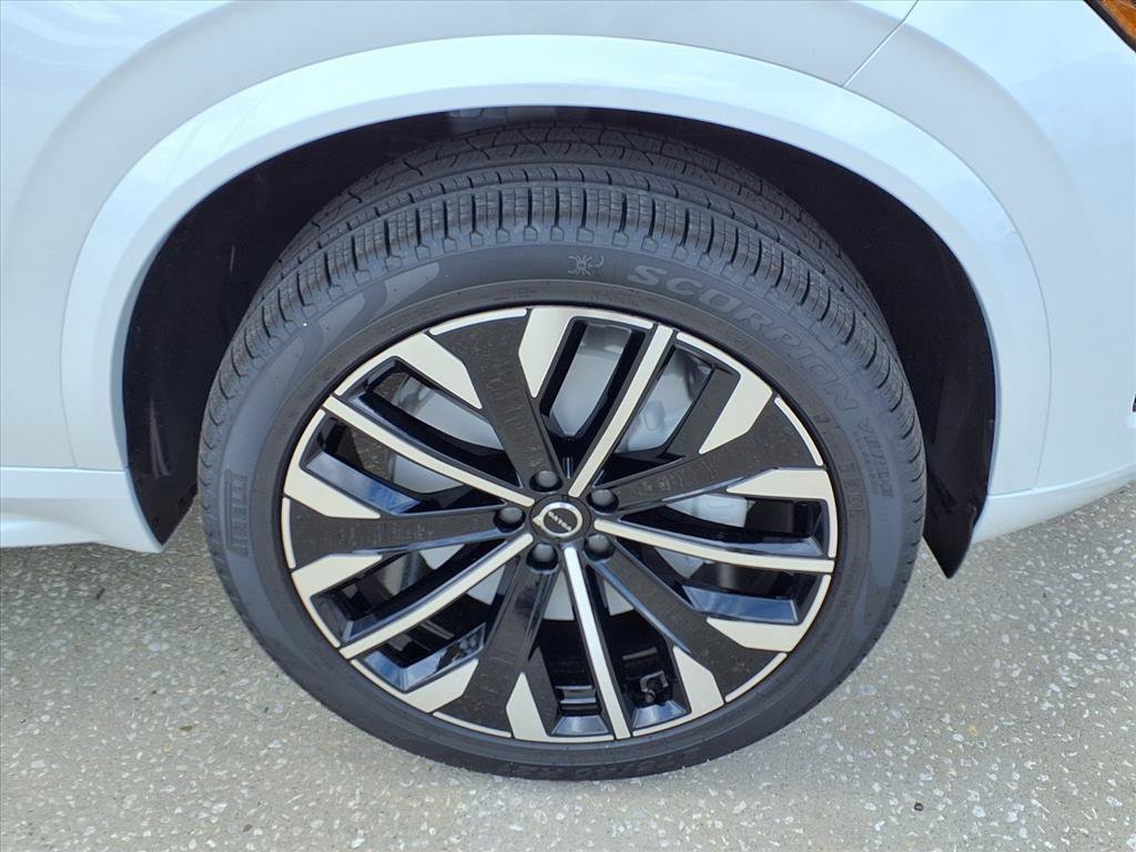 New 2026 Volvo XC90 B5 Core w/ Protection Package Premier image 9