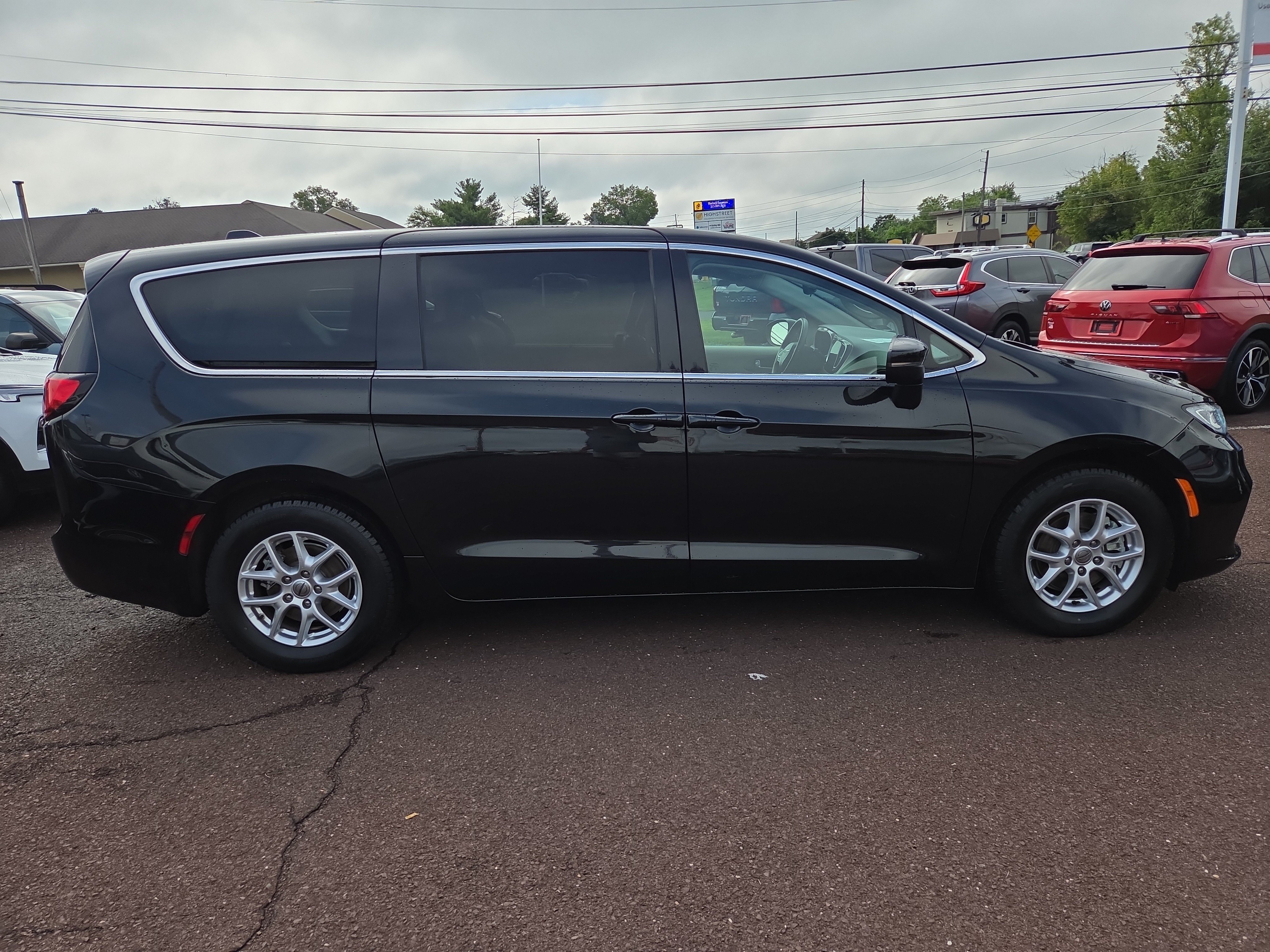 Used 2023 Chrysler Pacifica Touring-L FWD image 2