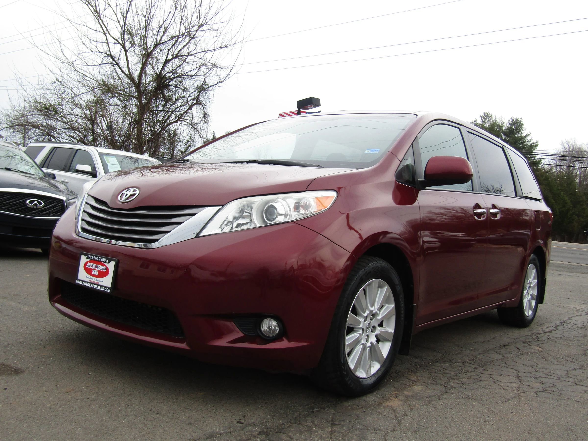 Used 2015 Toyota Sienna XLE w/ XLE Navigation Package image 3