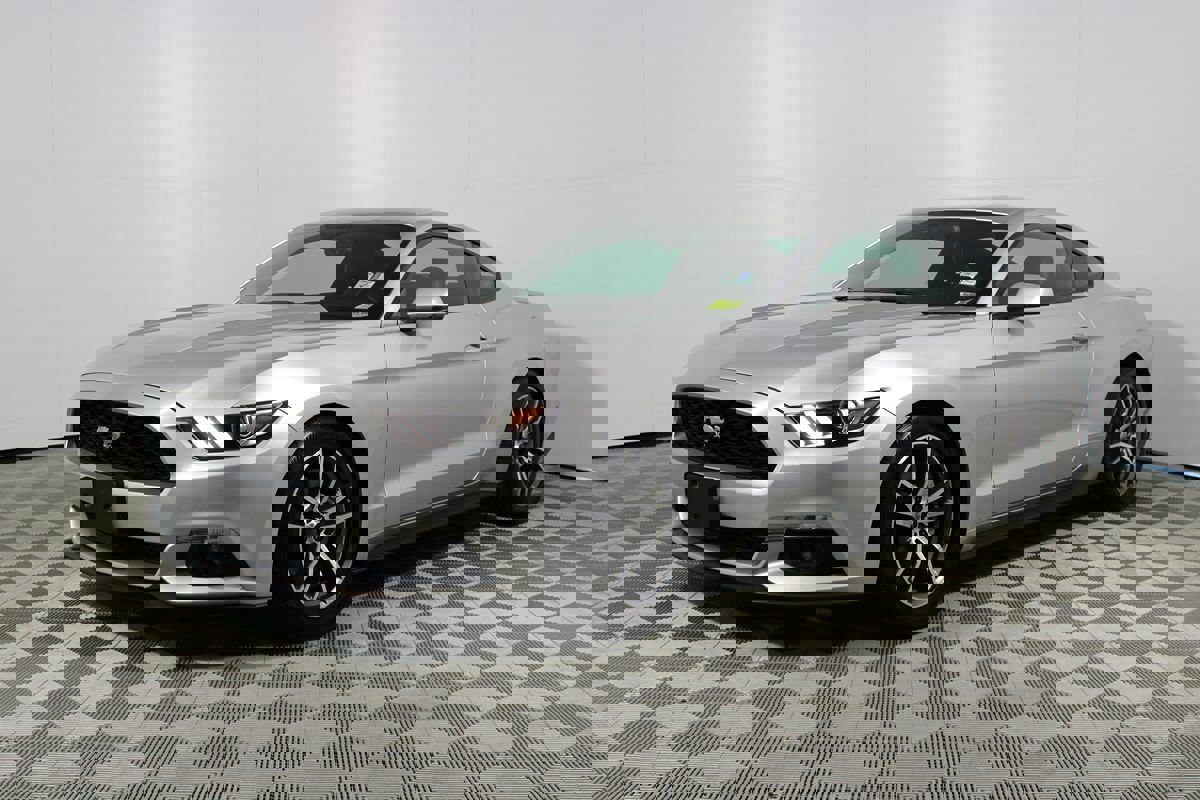 Used 2017 Ford Mustang Premium image 3