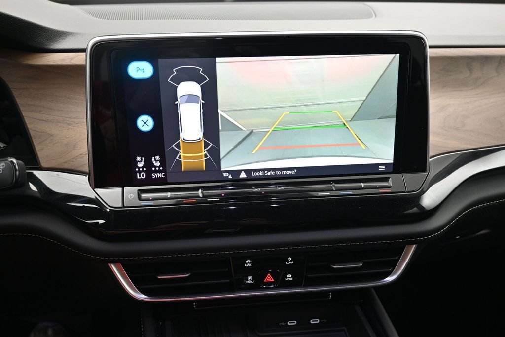 Used 2025 Volkswagen Atlas SE FWD image 4