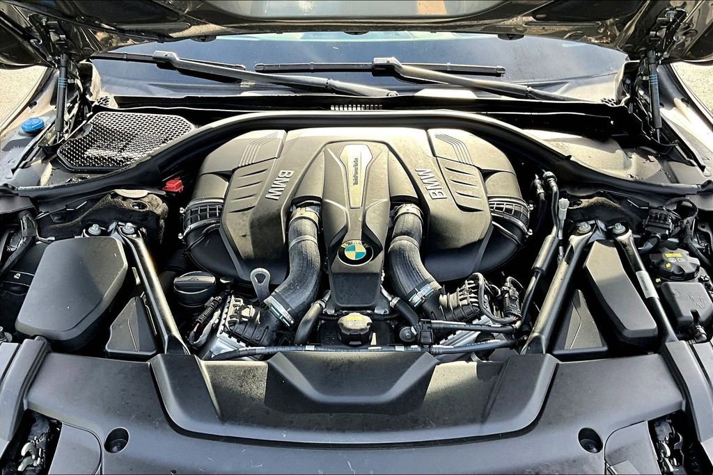 Used 2018 BMW 750i image 32