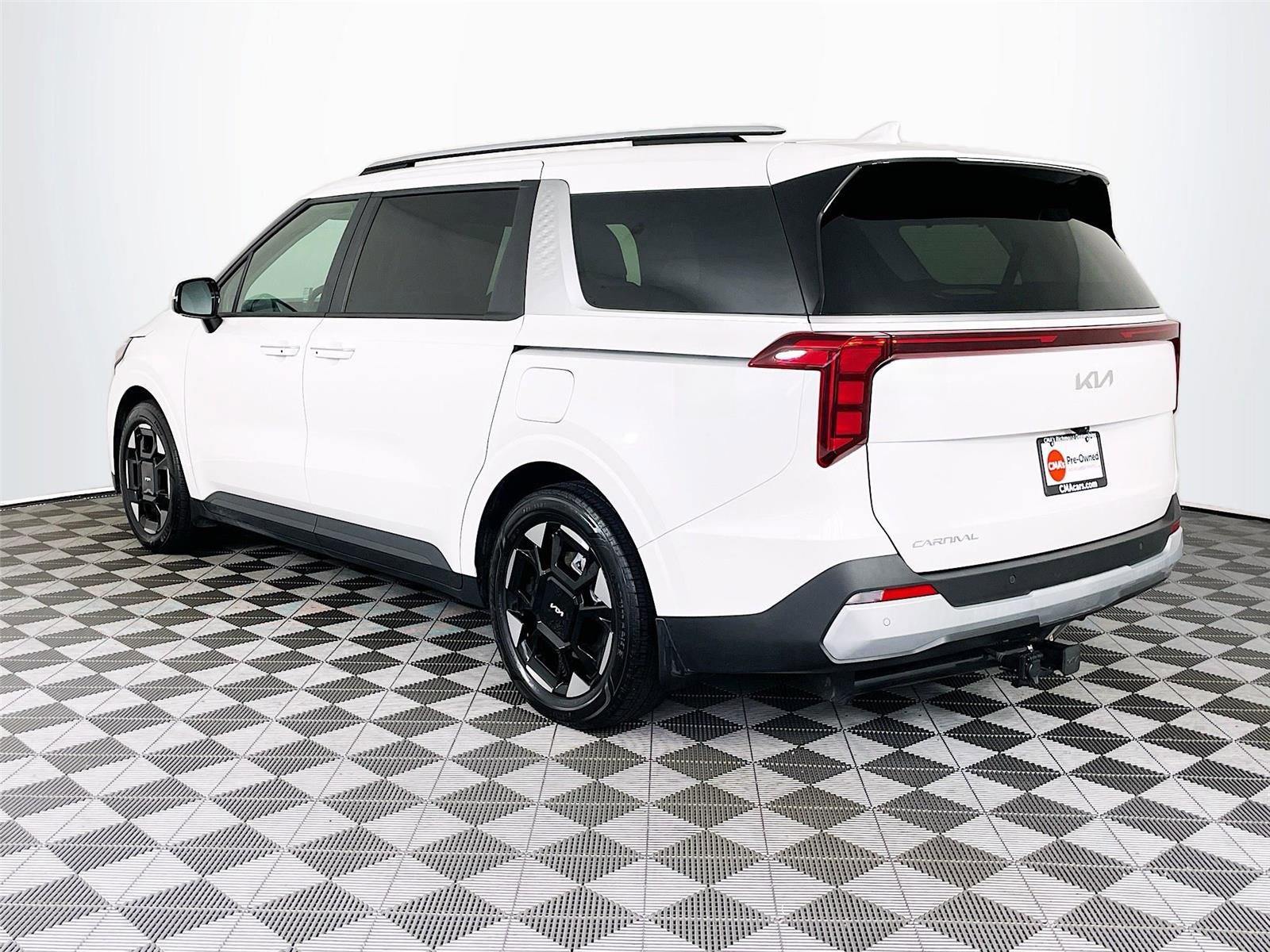 Used 2025 Kia Carnival EX image 6