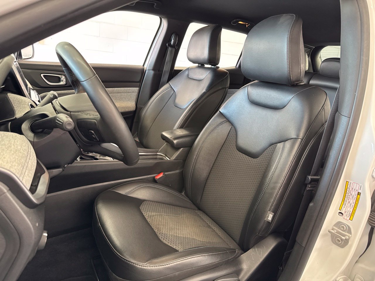 Used 2025 Jeep Compass Latitude AWD/4WD image 14