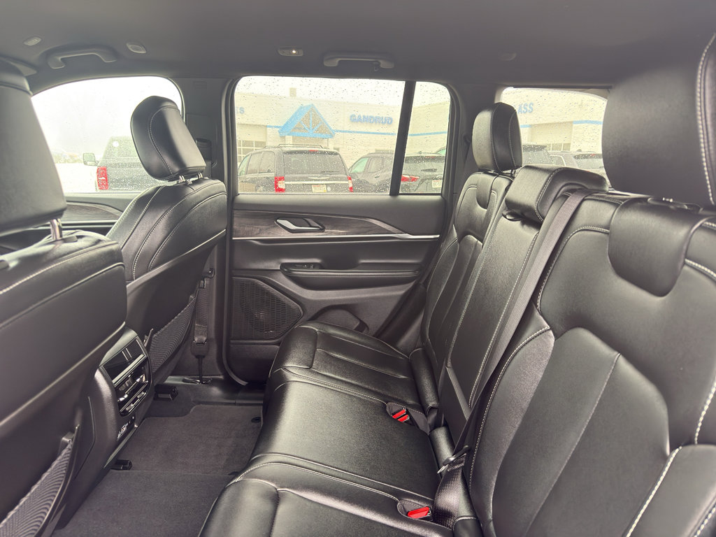 Used 2024 Jeep Grand Cherokee Limited image 33