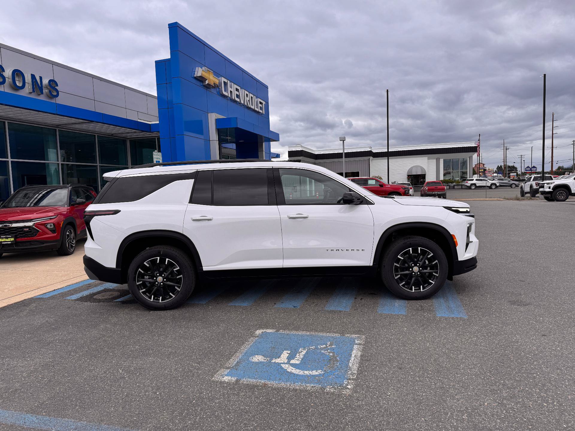 New 2026 Chevrolet Traverse LT w/ Sun and Wheel Package AWD/4WD image 8