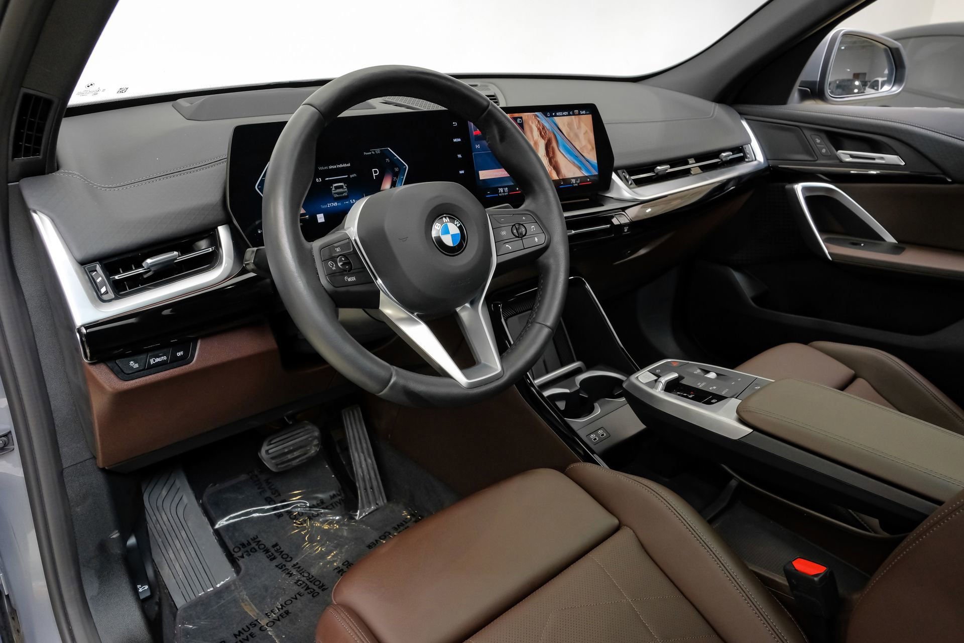 Used 2025 BMW X2 xDrive28i AWD/4WD image 3