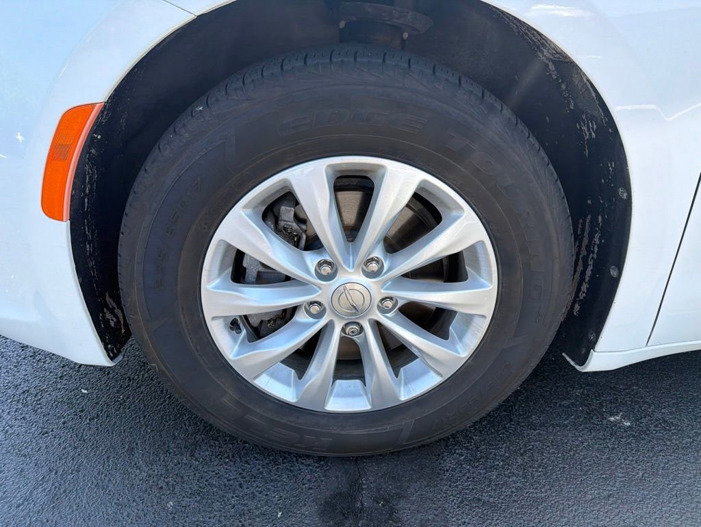 Used 2018 Chrysler Pacifica Touring-L Plus FWD image 10
