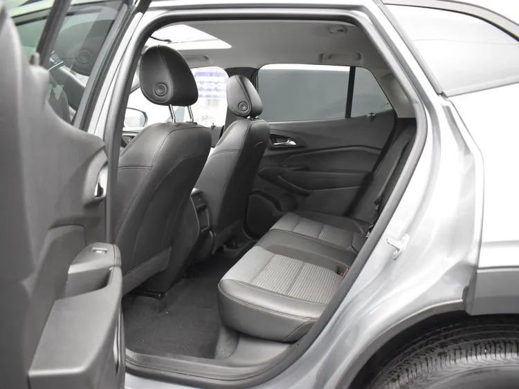 Used 2024 Chevrolet Trax LT w/ Sunroof Package image 15