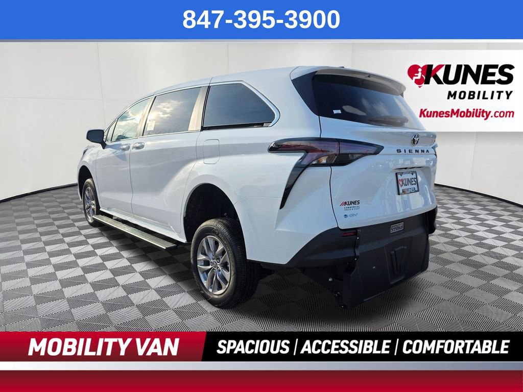 Used 2026 Toyota Sienna LE FWD image 5